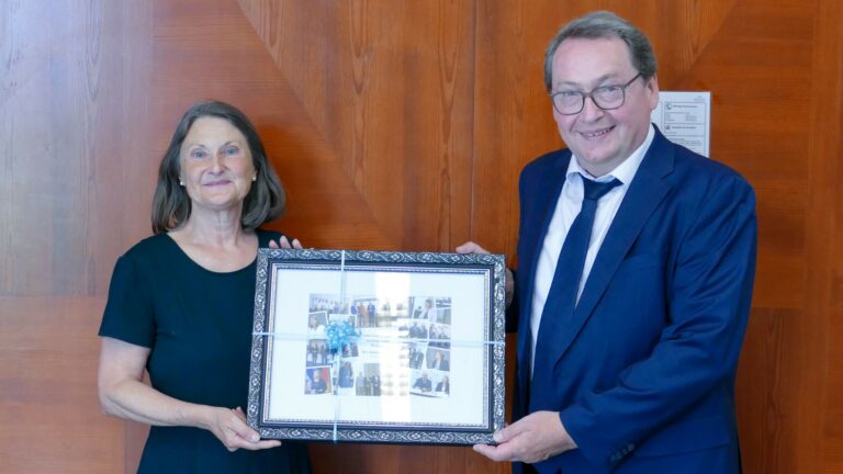 Die Hochschulratsvorsitzende Regierungspräsidentin a. D. Bärbel Schäfer (li) bei ihrer Verabschiedung mit Rektor Prof. Dr. Joachim Beck (re)